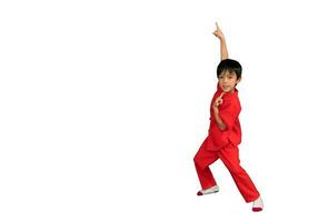 pequeño chico Moda sonriente niño en rojo chino vestido, estilo y Moda ideas para niños. foto