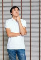 retrato de un hombre asiático en pie en negro camiseta y bermudas. aislado en antecedentes con Copiar espacio y recorte camino foto