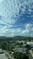 nubes cielo, montaña y ciudad ver foto