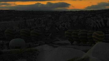 Vorbereitungen zum aufblasen heiß Luft Luftballons beim Nacht Vor Sonnenaufgang video