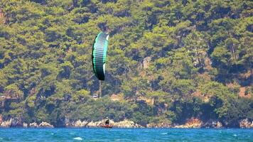 kiteboarden, kitesurfen vlieger en kiteboarder is getrokken aan de overkant zee water door een wind macht vlieger video