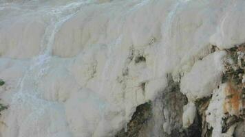 blanc travertin Roche formé avec calcium carbonate minéral dans l'eau video