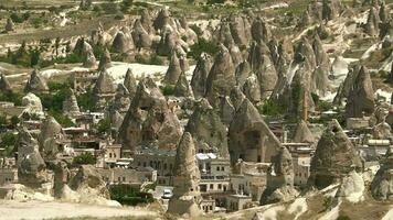 goreme y tradicional cueva casas arquitectura en el borde de vudú hada chimeneas en Capadocia video