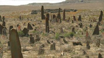 vecchio lapidi e obelischi nel il preistorico cimitero video