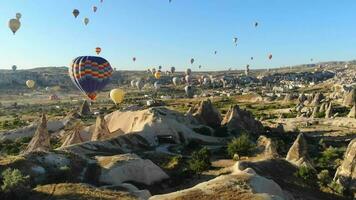 caldo aria palloncini volante al di sopra di hoodoos e Fata camini nel goreme valle cappadocia, urgup tacchino video