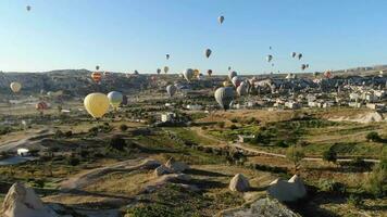 chaud air des ballons en volant plus de hoodoos et Fée cheminées dans Goreme vallée cappadoce, urgence dinde video
