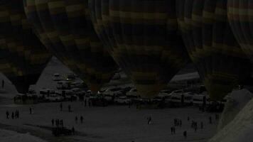 Vorbereitungen zum aufblasen heiß Luft Luftballons beim Nacht Vor Sonnenaufgang video