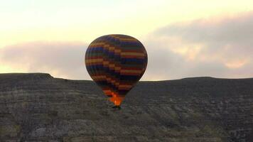 chaud air ballon en volant plus de hoodoos et Fée cheminées dans Goreme vallée cappadoce, urgence dinde video