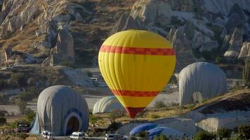 på de slutet av de varm luft ballong rida, den landning på de jord och blåses upp och töms video