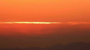 nascer do sol Sol Aumentar dentro a nebuloso ar abaixo a fino laranja nuvem linha video