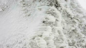 neve strati accumulando su roccia nel il difficile tempestoso freddo tempo metereologico nel inverno video