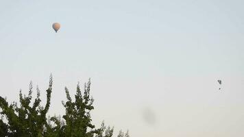varm luft ballong och hänga glidande paraglider flygande i himmel video