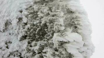 neve camadas acumulando em Rocha dentro a Difícil tormentoso frio clima dentro inverno video