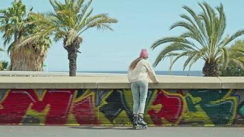 uma mulher posando dentro frente do vibrante grafite em uma cidade parede video
