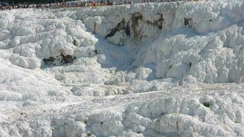 visitantes e turista pessoas anda em de pamukkale cálcio carbonato travertinos video