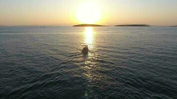 pescar barco navegación a puesta de sol y reflexión de noche Dom en el mar video