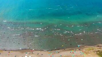 Kitesurfen, Kitesurfen Kiter und Kiteboarder sind gezogen über Meer Wasser durch ein Wind Leistung Drachen video