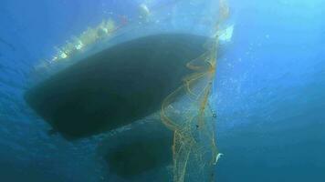 gefangen Fisch im Netz hängend von Boot unter Meer video