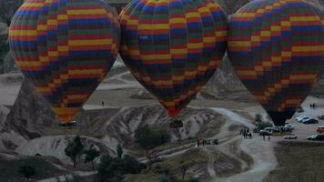 heet lucht ballonnen stijgende lijn uittrekken en opstijgen beginnend vlieg Bij zonsopkomst ochtend- video