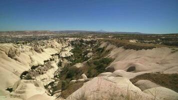 kalksteen hoodoos en sedimentair fee schoorstenen in een dor afvoer bekken vallei, cappadocia kalkoen video