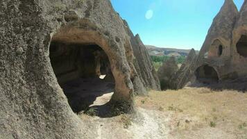 fada chaminés capuzes, caverna casa e histórico mosteiro através olhos do uma viajando turista video