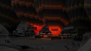 voorbereidende werkzaamheden voor opblazen heet lucht ballonnen Bij nacht voordat zonsopkomst video