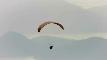 paragliders vliegend met paragliden in lucht over- de Woud, berg top en zee video