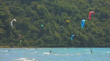 kitesurf, surf de vela cometa y kiteboarder es tirado a través de mar agua por un viento poder cometa video