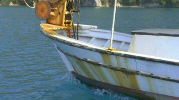 pêche net bobine sur vieux bateau Aller à mer video