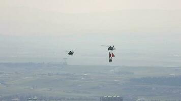mensen hangende van helikopter het uitvoeren van stunt vliegend video