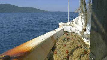 un' pescatore raccolta pesca reti su il pesca barca video