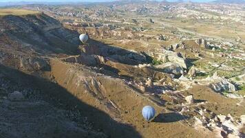 antenn varm luft ballonger flygande över huva och fe- skorstenar i goreme dal Kappadokien, Kalkon video