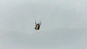 paragliders vliegend met paragliden in lucht over- de Woud, berg top en zee video