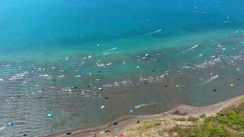 kiteboarden, kitesurfen kiters en kiteboarders zijn getrokken aan de overkant zee water door een wind macht vlieger video