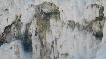 blanco tufo rock formado con calcio carbonato mineral en agua video