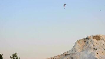 hänga glidande paraglider i vit travertiner av pamukkale, en turistiska naturlig värld arv webbplats video