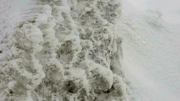 nieve capas acumulando en rock en el difícil Tormentoso frío clima en invierno video