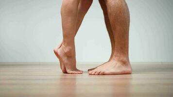 fermer. méconnaissable personnes. une aimant marié couple pieds nus approche chaque autre et étreinte. femelle et Masculin jambes. l'amour et relation concept. video