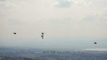 persone sospeso a partire dal elicottero l'esecuzione acrobazia volante video