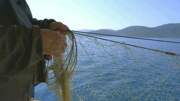 ein Fischer Versammlung Angeln Netze auf das Angeln Boot video