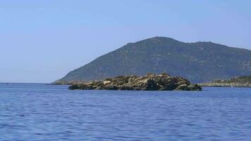 klein Inselchen Insel gebildet durch Akkumulation von Felsen Einlagen oben auf ein Riff im Meer video