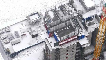 neigeux construction en dessous de chute de neige dans hiver video