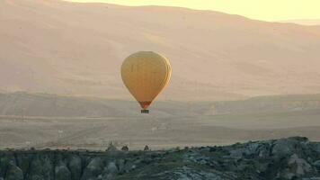varm luft ballong stigande ta av och lyft startande flyga på soluppgång morgon- video