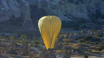 a el final de el caliente aire globo conducir, eso aterrizaje en el suelo y infla y se desinfla video