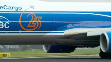 Amsterdam, Pays-Bas 25 juillet 2017 - airbridgecargo boeing 747 vq bfe accélérer avant le départ à polderbaan 36l, aéroport de shiphol, amsterdam, hollande video