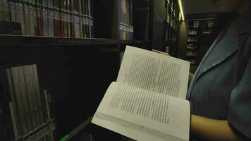un mujer mirando para libros a estudiar a el banco de Tailandia aprendizaje centrar edificio para servicios a personas video