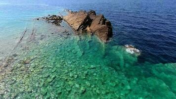 piccolo isolotto isola formato di accumulo di roccia depositi in cima un' scogliera nel mare video