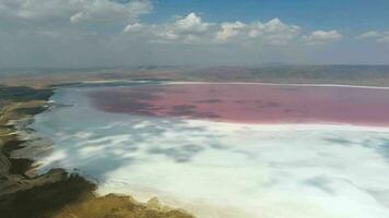 aereo rosa colorato sale lago video