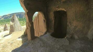 fada chaminés capuzes, caverna casa e histórico mosteiro através olhos do uma viajando turista video