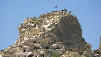 uchisar heuvel en grot huis architectuur Aan de rand van fee schoorstenen in Cappadocië, kalkoen video